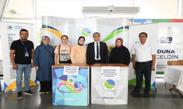 KAEÜ’yü tercih eden öğrencilere terminalde karşılama standı oluşturuldu KAEÜ’yü tercih eden öğrencilere terminalde karşılama standı oluşturuldu