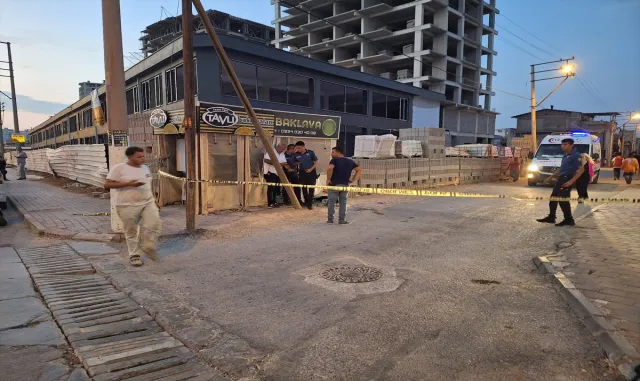 Mersin’de tabancayla öldürülen kadının cenazesi defnedildi Mersin’de tabancayla öldürülen kadının cenazesi defnedildi