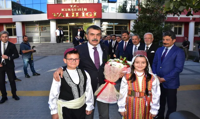 Milli Eğitim Bakanı Tekin, Kırşehir’de Neşet Ertaş’ın kabrini ziyaret etti Milli Eğitim Bakanı Tekin, Kırşehir’de Neşet Ertaş’ın kabrini ziyaret etti