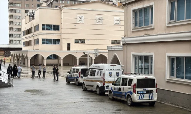 Rize’de merdiven boşluğuna düşerek ölen öğrencinin cenazesi defnedildi Rize’de merdiven boşluğuna düşerek ölen öğrencinin cenazesi defnedildi