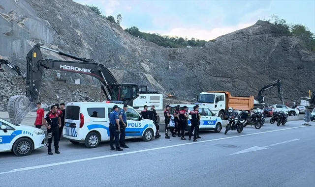 Samsun’da taş ocağındaki patlatma sırasında fırlayan taşlar araçlara çarptı, 4 kişi yaralandı Samsun’da taş ocağındaki patlatma sırasında fırlayan taşlar araçlara çarptı, 4 kişi yaralandı