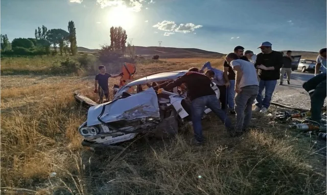 Sivas’ta iki otomobilin çarpıştığı kazada 1’i ağır, 2 kişi yaralandı Sivas’ta iki otomobilin çarpıştığı kazada 1’i ağır, 2 kişi yaralandı