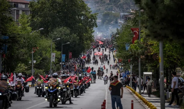 Söğüt’teki şenliklerde yurdun dört bir yanından gelen Yörükler törenle karşılandı Söğüt’teki şenliklerde yurdun dört bir yanından gelen Yörükler törenle karşılandı