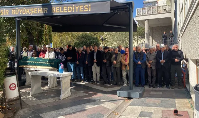 Aksaray’da devrilen tur otobüsünde ölen çiftin cenazesi Balıkesir’de defnedildi Aksaray’da devrilen tur otobüsünde ölen çiftin cenazesi Balıkesir’de defnedildi