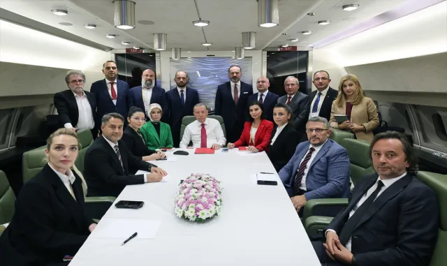 Cumhurbaşkanı Erdoğan, Arnavutluk ve Sırbistan ziyaretlerinin ardından uçakta gazetecilerin sorularını yanıtladı: (1) Cumhurbaşkanı Erdoğan, Arnavutluk ve Sırbistan ziyaretlerinin ardından uçakta gazetecilerin sorularını yanıtladı: (1)