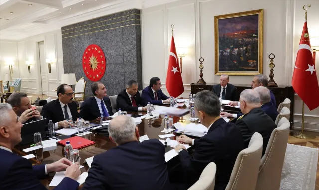 Cumhurbaşkanı Erdoğan’ın başkanlık ettiği güvenlik toplantısında terörle mücadele için kararlı mesaj Cumhurbaşkanı Erdoğan’ın başkanlık ettiği güvenlik toplantısında terörle mücadele için kararlı mesaj