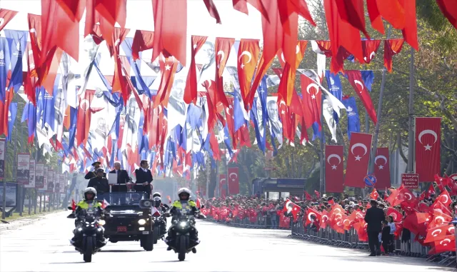 Cumhuriyet’in 101. yıl dönümü dolayısıyla Vatan Caddesi’nde tören düzenlendi Cumhuriyet’in 101. yıl dönümü dolayısıyla Vatan Caddesi’nde tören düzenlendi