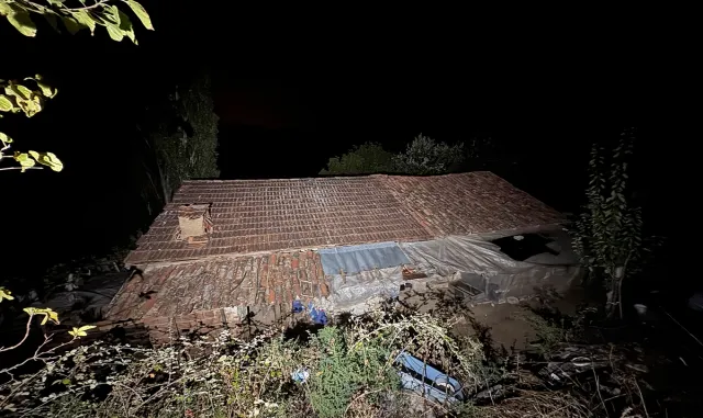 GÜNCELLEME - Bursa’da bir evde ve bahçesinde 3 kişi öldürülmüş halde bulundu GÜNCELLEME - Bursa’da bir evde ve bahçesinde 3 kişi öldürülmüş halde bulundu