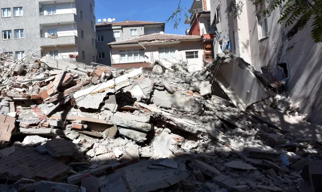 GÜNCELLEME - Kırıkkale’de hasarlı binanın yıkımında 3 bina zarar gördü GÜNCELLEME - Kırıkkale’de hasarlı binanın yıkımında 3 bina zarar gördü