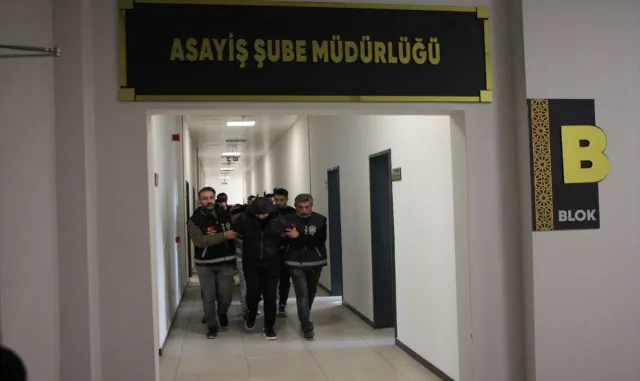 Kocaeli merkezli kargo dolandırıcılığı operasyonunda 8 şüpheli tutuklandı Kocaeli merkezli kargo dolandırıcılığı operasyonunda 8 şüpheli tutuklandı