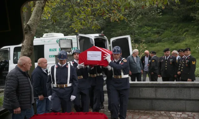 Rize’de trafik kazasında hayatını kaybeden Kıbrıs gazisi son yolculuğuna uğurlandı Rize’de trafik kazasında hayatını kaybeden Kıbrıs gazisi son yolculuğuna uğurlandı