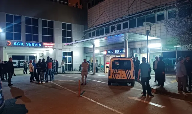 Zonguldak’ta "Atatürk’e çiçek veren kız heykeli"ne zarar verildi Zonguldak’ta "Atatürk’e çiçek veren kız heykeli"ne zarar verildi
