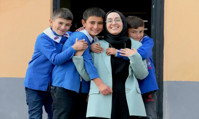 Antalyalı Fatmanur öğretmen Türkiye-Ermenistan sınırındaki köyde eğitim veriyor Antalyalı Fatmanur öğretmen Türkiye-Ermenistan sınırındaki köyde eğitim veriyor