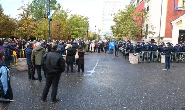 Arnavutluk’ta Tiran Belediye Başkanı Veliaj’ın istifasının istendiği protestolar sürüyor Arnavutluk’ta Tiran Belediye Başkanı Veliaj’ın istifasının istendiği protestolar sürüyor