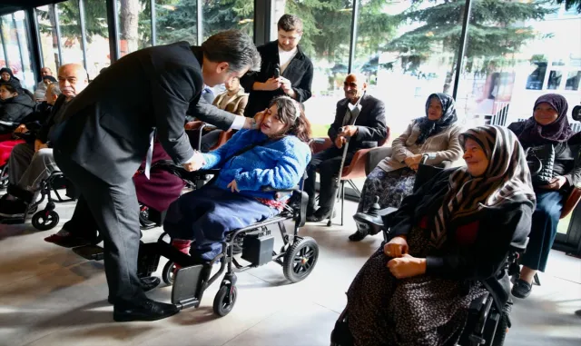 Bolu’da 25 akülü tekerlekli sandalye ihtiyaç sahiplerine verildi Bolu’da 25 akülü tekerlekli sandalye ihtiyaç sahiplerine verildi