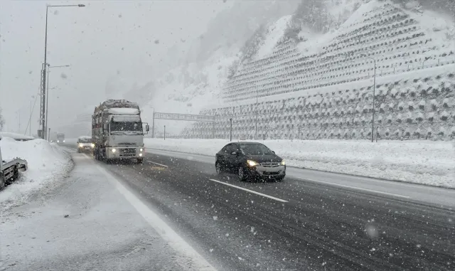Bolu ve Düzce’de kar yağışı sürüyor Bolu ve Düzce’de kar yağışı sürüyor