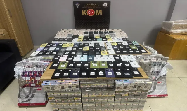 Bursa’da yolcu otobüsüne gizlenen kaçak cep telefonu ve sigaralar ele geçirildi Bursa’da yolcu otobüsüne gizlenen kaçak cep telefonu ve sigaralar ele geçirildi