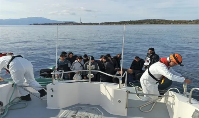 Çanakkale açıklarında 28 düzensiz göçmen yakalandı Çanakkale açıklarında 28 düzensiz göçmen yakalandı