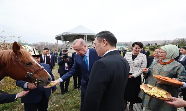 Cumhurbaşkanı Erdoğan, Kırgızistan Cumhurbaşkanı Caparov’a Togg hediye etti Cumhurbaşkanı Erdoğan, Kırgızistan Cumhurbaşkanı Caparov’a Togg hediye etti