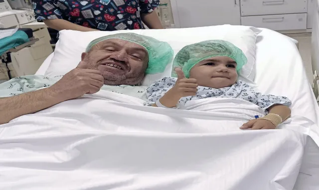 Dede ve torun böbrek nakli için ameliyathaneye aynı sedyede girdi Dede ve torun böbrek nakli için ameliyathaneye aynı sedyede girdi