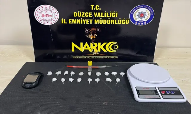 Düzce’de otomobilinde uyuşturucuyla yakalanan zanlı tutuklandı Düzce’de otomobilinde uyuşturucuyla yakalanan zanlı tutuklandı