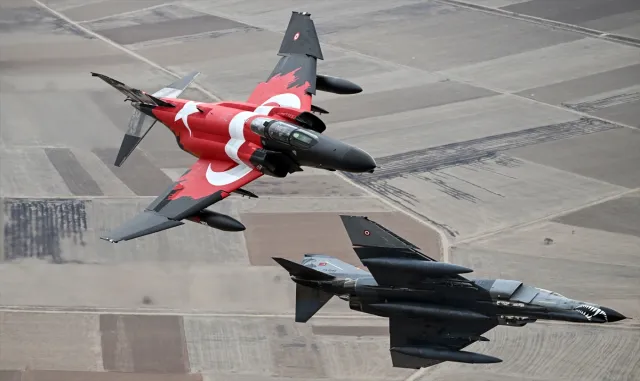 Eskişehir’de "F-4E Phantom" uçaklarından yer hedeflerine taarruz eğitimi uçuşu Eskişehir’de "F-4E Phantom" uçaklarından yer hedeflerine taarruz eğitimi uçuşu