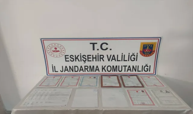 Eskişehir’de tefecilik operasyonunda 2 şüpheli yakalandı Eskişehir’de tefecilik operasyonunda 2 şüpheli yakalandı