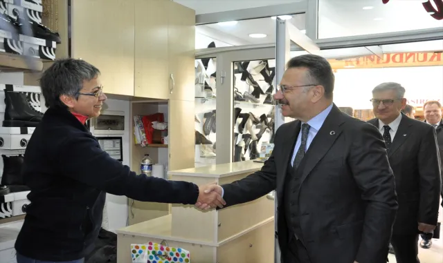 Eskişehir Valisi Aksoy, Odunpazarı’nda yıllardır hizmet veren esnafı ziyaret etti Eskişehir Valisi Aksoy, Odunpazarı’nda yıllardır hizmet veren esnafı ziyaret etti