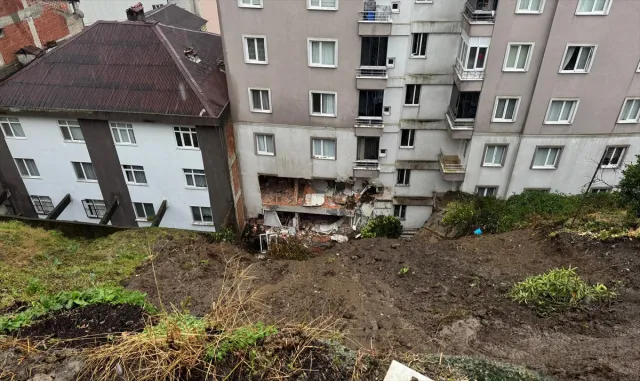 GÜNCELLEME 2 - Rize’de toprak kayması sonucu 1 kişi öldü, 4 kişi yaralandı GÜNCELLEME 2 - Rize’de toprak kayması sonucu 1 kişi öldü, 4 kişi yaralandı