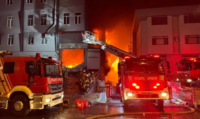 GÜNCELLEME 3 - Beylikdüzü’ndeki fabrika yangınına itfaiyenin müdahalesi sürüyor GÜNCELLEME 3 - Beylikdüzü’ndeki fabrika yangınına itfaiyenin müdahalesi sürüyor