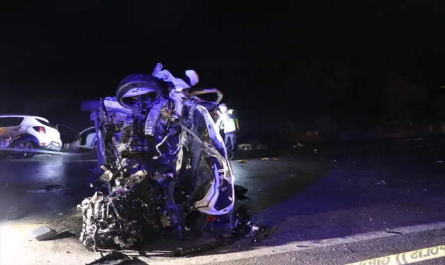 GÜNCELLEME - Burdur’da üç aracın karıştığı kazada 1 kişi öldü, 7 kişi yaralandı GÜNCELLEME - Burdur’da üç aracın karıştığı kazada 1 kişi öldü, 7 kişi yaralandı