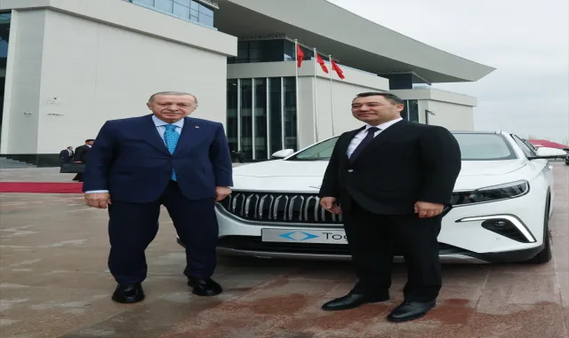 GÜNCELLEME - Cumhurbaşkanı Erdoğan, Kırgızistan Cumhurbaşkanı Caparov’a Togg hediye etti GÜNCELLEME - Cumhurbaşkanı Erdoğan, Kırgızistan Cumhurbaşkanı Caparov’a Togg hediye etti