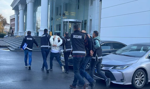 GÜNCELLEME - Düzce’de gasp şüphesiyle gözaltına alınan 7 kişiden 5’i tutuklandı GÜNCELLEME - Düzce’de gasp şüphesiyle gözaltına alınan 7 kişiden 5’i tutuklandı