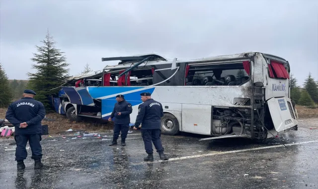GÜNCELLEME - Eskişehir’de devrilen yolcu otobüsündeki 1 kişi öldü, 30 kişi yaralandı GÜNCELLEME - Eskişehir’de devrilen yolcu otobüsündeki 1 kişi öldü, 30 kişi yaralandı