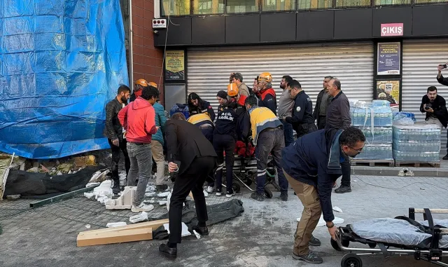 GÜNCELLEME - Eskişehir’de yıkım sırasında binanın bir bölümünün çökmesi sonucu 2 işçi yaralandı GÜNCELLEME - Eskişehir’de yıkım sırasında binanın bir bölümünün çökmesi sonucu 2 işçi yaralandı