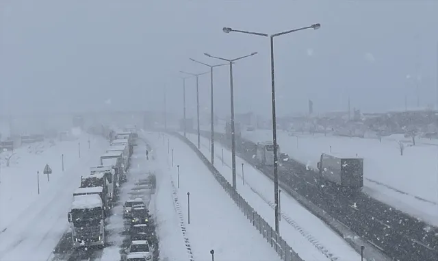 GÜNCELLEME - Kar yağışı nedeniyle kapanan Anadolu Otoyolu Bolu kesimi Ankara yönü ulaşıma açıldı GÜNCELLEME - Kar yağışı nedeniyle kapanan Anadolu Otoyolu Bolu kesimi Ankara yönü ulaşıma açıldı
