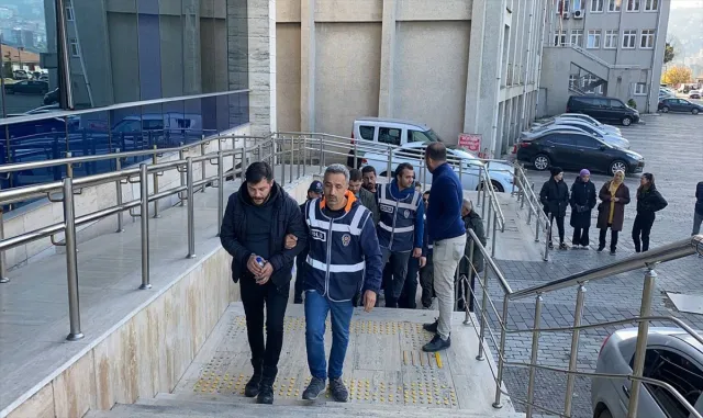GÜNCELLEME - Zonguldak’ta kaza sonrası çıkan bıçaklı kavgaya ilişkin 6 zanlı tutuklandı GÜNCELLEME - Zonguldak’ta kaza sonrası çıkan bıçaklı kavgaya ilişkin 6 zanlı tutuklandı
