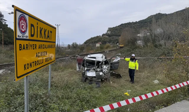 GÜNCELLEME - Zonguldak’ta trenin çarptığı hafif ticari araçtaki 1 kişi öldü, 1 kişi yaralandı GÜNCELLEME - Zonguldak’ta trenin çarptığı hafif ticari araçtaki 1 kişi öldü, 1 kişi yaralandı