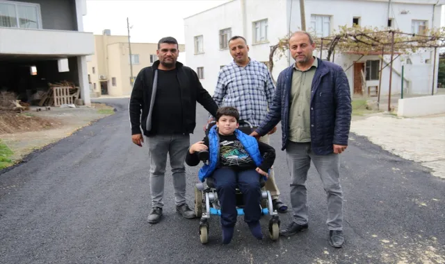 Hatay’da engelli öğrencinin rahat ulaşması için okul yolu asfaltlandı Hatay’da engelli öğrencinin rahat ulaşması için okul yolu asfaltlandı