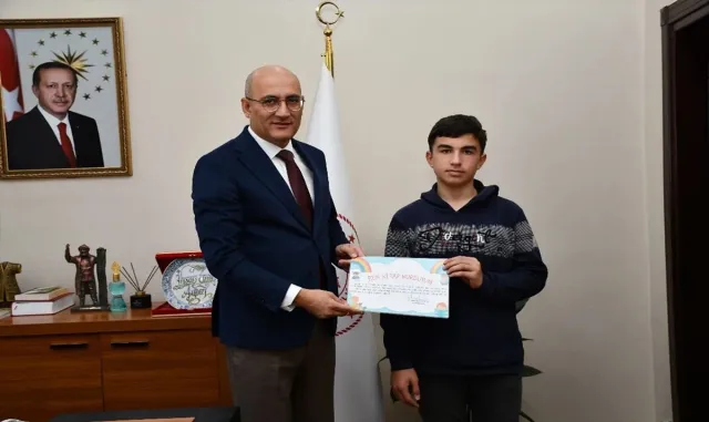 Kaymakam Aydın en çok kitap okuyan öğrenciyi ödüllendirdi Kaymakam Aydın en çok kitap okuyan öğrenciyi ödüllendirdi