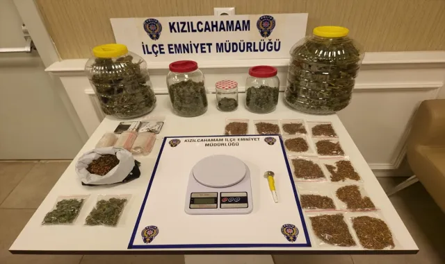 Kızılcahamam’da uyuşturucu operasyonunda 3 kişi gözaltına alındı Kızılcahamam’da uyuşturucu operasyonunda 3 kişi gözaltına alındı