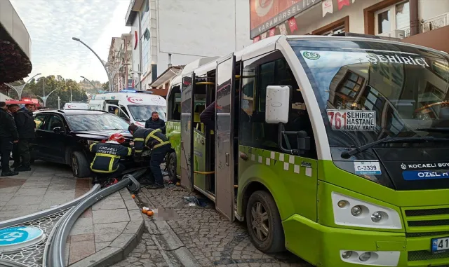 Kocaeli’de otobüs durağında bekleyenlere çarpan cipin sürücüsüne ev hapsi Kocaeli’de otobüs durağında bekleyenlere çarpan cipin sürücüsüne ev hapsi