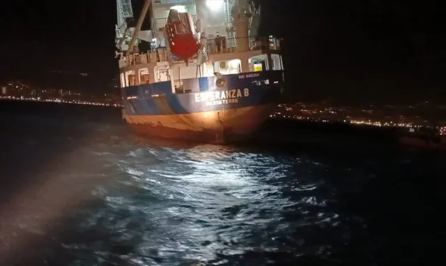 Mersin açıklarında yan yatan yük gemisi dengeye oturtuldu Mersin açıklarında yan yatan yük gemisi dengeye oturtuldu
