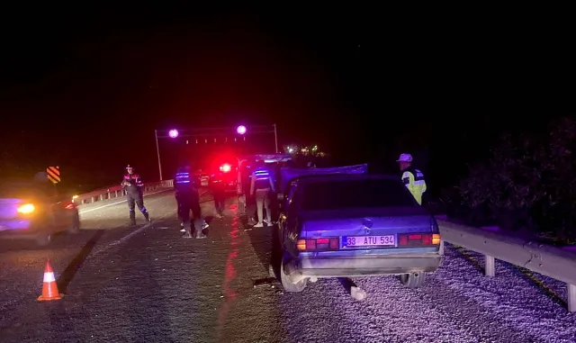 Mersin’de otomobilin yol kenarında lastik değiştirenlere çarptığı kazada ölü sayısı 4’e çıktı Mersin’de otomobilin yol kenarında lastik değiştirenlere çarptığı kazada ölü sayısı 4’e çıktı
