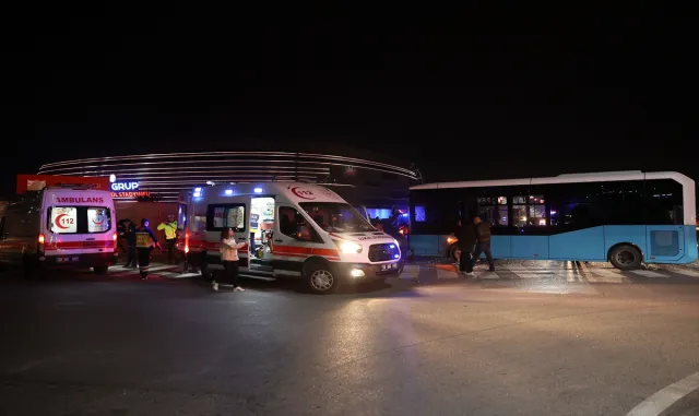 Sivas’ta halk otobüsü ile otomobilin çarpıştığı kazanın güvenlik kamerası görüntüsü ortaya çıktı Sivas’ta halk otobüsü ile otomobilin çarpıştığı kazanın güvenlik kamerası görüntüsü ortaya çıktı