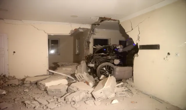 Sivas’ta müstakil eve çarpan otomobilin sürücüsü yaralandı Sivas’ta müstakil eve çarpan otomobilin sürücüsü yaralandı