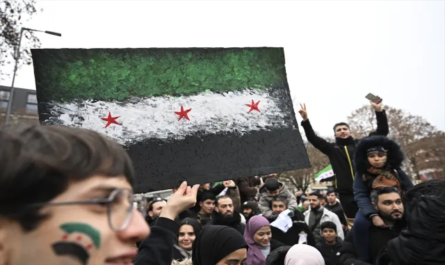 Almanya’da Suriyeliler, Baas rejiminin devrilmesini kutluyor Almanya’da Suriyeliler, Baas rejiminin devrilmesini kutluyor