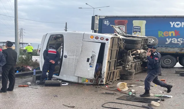 Balıkesir’de okul servisi ile tırın çarpışması sonucu 26 kişi yaralandı Balıkesir’de okul servisi ile tırın çarpışması sonucu 26 kişi yaralandı