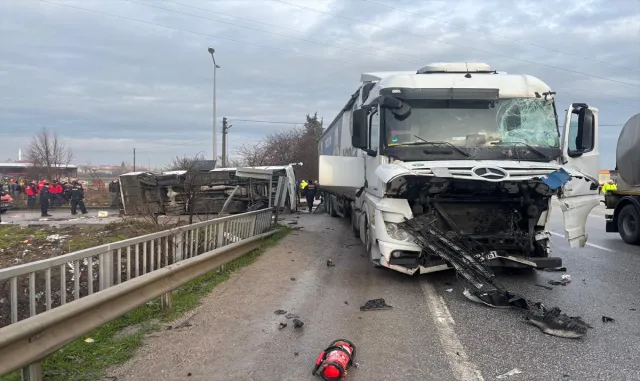 Balıkesir’de okul servisi ile tırın çarpıştığı kaza anı güvenlik kamerasında Balıkesir’de okul servisi ile tırın çarpıştığı kaza anı güvenlik kamerasında