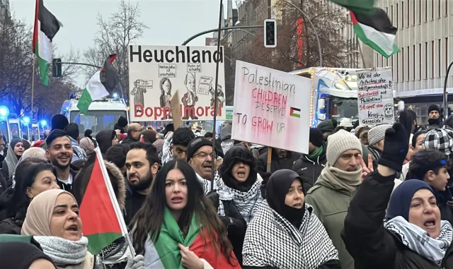Berlin’de İsrail’in Filistin’e saldırıları protesto edildi Berlin’de İsrail’in Filistin’e saldırıları protesto edildi